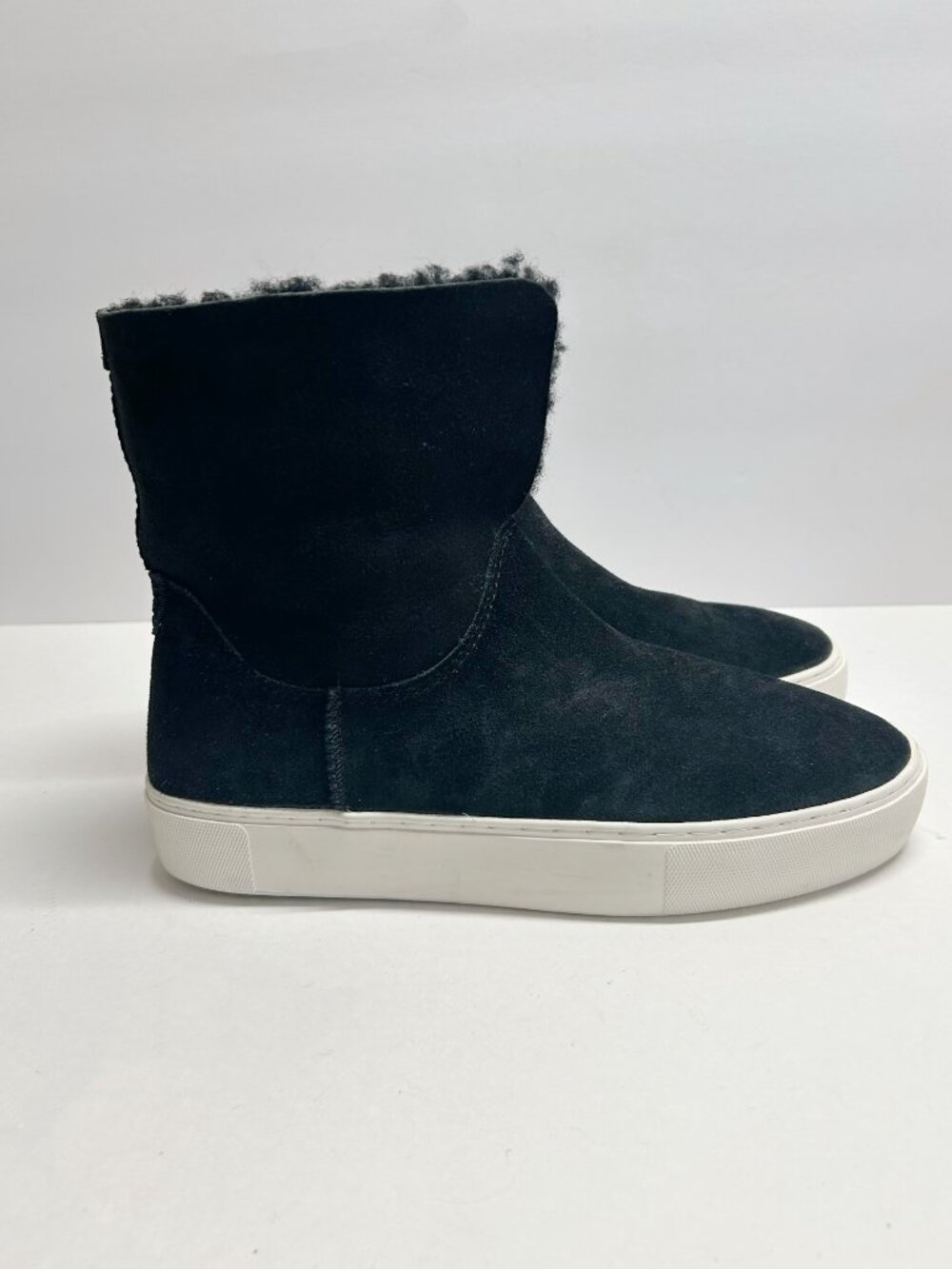 UGG black suede Slip-On boots - Picture 2 of 7